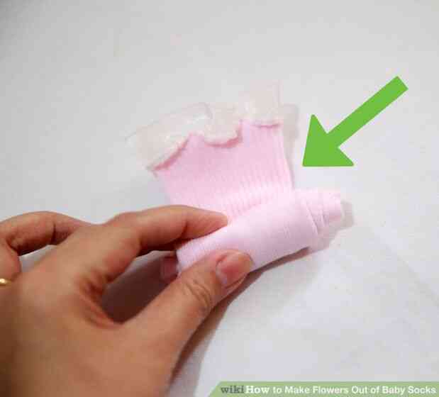 Image intitulée Faire des Fleurs de Chaussettes de Bébé Étape 4